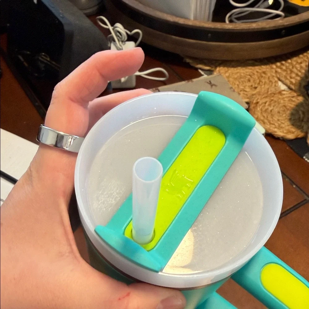 Stanley Quencher H2.0 Tumbler - Vibrant Aqua - Picture 4 of 7